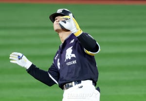 [フォト] 1回裏に二塁打で出塁するアン・ヒョンミン