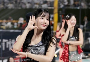 [One quick swipe] 'Out Song, that's KT! Give it a try' Cheerleader Kim Jin-a