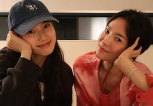 秀智与宋慧乔身着同款美衣，展现亲密友谊 [明星趣闻]