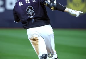 “Siempre que se necesitaban carreras impulsadas, él las lograba”: Lee Kang-cheol destaca a Choi Won-jun, quien estalló con 4 hits y 4 carreras impulsadas para mantener a KT en el primer lugar. [Desde Suwon]