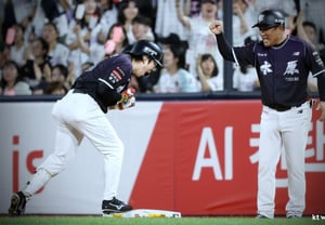 "I was so sorry to (Woo) Gyu-min" The KBO defensive champion who collapsed at third base scored three RBIs in a single day... How did he overcome it? [Suwon Field]
