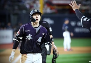 «Es un compañero mayor (Choi) Hyung-woo que me gusta mucho, pero si no hubiera podido batear...» A pesar de lograr 4 hits y 4 carreras impulsadas, desde el partido contra Samsung se ha mantenido en la cima. En la competencia por el primer lugar con una ventaja de «2.5 juegos», KT no tiene más remedio que aceptar su posición. [Desde Suwon]