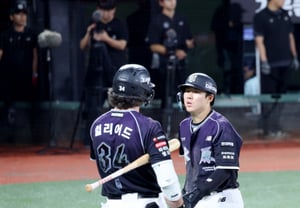 'Choi Won-jun y Hilaryrd: 8 hits y 2 jonrones en conjunto' ¡KT se ha vuelto loco! Diferencia de 2,5 juegos con Samsung... 5 carreras consecutivas en las entradas 6ª y 7ª→Gran victoria 15-3 sobre Doosan [Resumen del campo en Suwon]