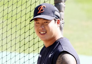 [Photo] Kang Baek-ho, a meaningful smile