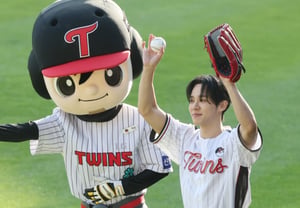[Photo] Lee Ki-kwang, happy to throw the first pitch for the first time in his life at LG