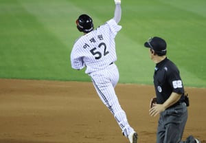 [Photo] Lee Jae-won hits go-ahead solo home run in the bottom of the 8th inning