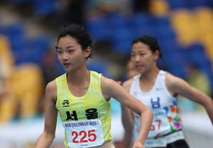 Again. Again. Again. Again. Again. Again. A new Korean record! A 14-year-old middle school girl has caught up with all the older athletes... Wang Seo-yun clocks 11.76 seconds, the sixth new national record of the year
