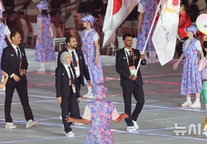 "Why doesn't it look like Korean or Chinese clothing?" Japanese public stirs over opening ceremony attire of Asian Games guides; uniform sparks debate