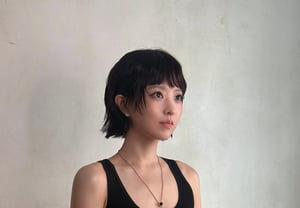 "是《柏布利》吗?朴宝英以短发搭配烟熏妆,上演“大胆变身”