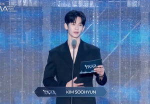 Kim Soo-hyun appears at a domestic official event for the first time in one year and six months.. Bright smile [2026 TMA]