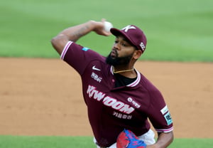 [Official] Kiwoom makes a surprise decision! Reaches an unexpected agreement to re-sign 'foreign ace' Alcantara → Undergoes elbow bone fragment removal surgery on the 23rd