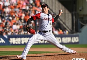 'Crazy, crazy, crazy, crazy, crazy, crazy, crazy' Who is stopping LG? They're even starting to see second place... Son Ju-young achieves his first career 30 saves [Jamsil On-site Review]