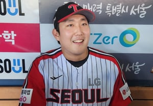 "I want the saves champion title," the rookie elite closer, whose "do whatever happens" carefree pitching style delivered '30 SV dignity'