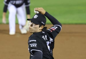 'From 9-1 to 9-8': KT's shocking seven runs allowed in the eighth inning, saved by a 22-year-old first-round sidearm KKKK with his debut save... 3.5 games behind second-place Samsung