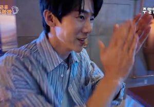 Yoo Yeon-seok and Kim Dae-myung rang the 'Golden Bell' at their favorite spot... All customers' beer bills covered in a generous display of generosity