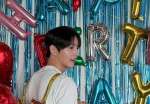 Is he really a father of two?.. Song Joong-ki, celebrating his 41st birthday with a snack bag