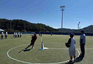 'Kim Dong-soo, Jang Jong-hoon, Park Kyung-wan, Jung Hyun-wook, Kang Jin-seong, Lee Dae-hyung, Ma Hae-young, Jo Gye-hyun, Min Byeong-heon, Oh Ju-won Legends participate' KBO successfully holds 'Autumn T-Ball Camp Through Baseball'