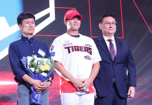 Little Lee Dae-ho heads to Gwangju! Gyeongnam High power hitter Lee Ho-min selected third overall by KIA... "I resemble senior Lee Dae-ho the most" [2027 Rookie Draft]