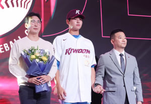 'Japan's Ohtani' Ha Hyun-seung selected first overall by Kiwoom Heroes, 'ML 67 home runs' Choi Jee-man picked 15th by KT... 2nd round: Doosan selects Kim Ji-woo, 3rd round: KIA selects Lee Ho-min [Rookie Draft Live Review]