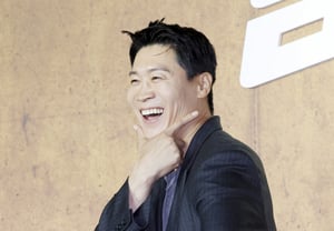 斗山ベアーズの長年のファンとして···俳優チン・ソンギュ、蚕室野球場のマウンドに上がる、23日斗山のホームゲームKIA戦で始球式