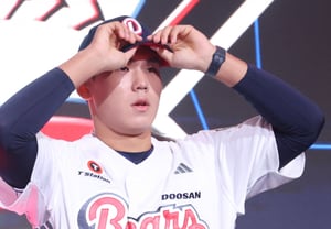 [Photo] Kim Ji-woo: "Kim Dong-ju is my role model"