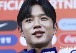 接受记者提问的郑承元。/照片=NEWSIS 提供