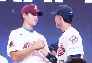 [Foto] Ha Hyun-seung y Kim Ji-woo: «Ahora, en el profesional, nos enfrentaremos»