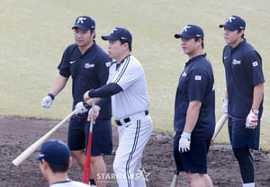 [フォト] コーチ、私の打撃練習を手伝ってください！ムン・ボギョン