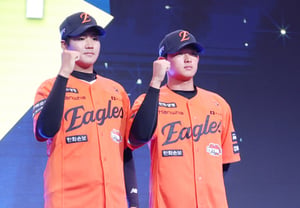 [Foto] Esperen a Min Ju-hong en el Hanbat Daejeon