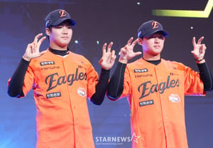 [Foto] Lee Jun-woo y Min Ju-hong hacen su debut con la garra del águila