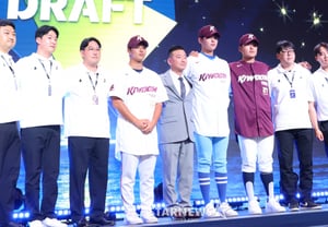 [フォト] ハ・ヒョンスン、心温まる肩を組む姿