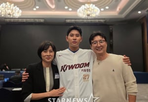 48億ウォンでも揺るがなかった「キウムのハ・ヒョンスン、日本との決勝直後にML350万ドルを『また』拒否…」 母親も驚いたKBO残留の意志