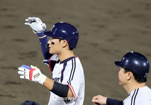 [Foto] Kim Ju-won, quien creó una oportunidad con bases llenas y sin outs en la segunda entrada tras un hit