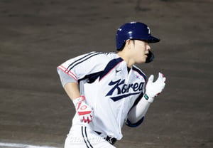 [Foto] 'En la parte baja de la séptima entrada, anota un punto adicional' Park Jun-soon