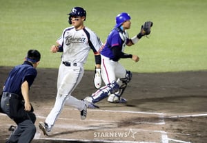[Foto] Kim Ju-won, quien anotó tras un hit en el séptimo inning inferior