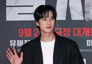 Ahn Bo-hyun's 'Cool Hand Wave' [★Photo]