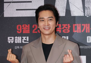 Song Seung-heon's "Heart-stealing Smile" [★Photo]
