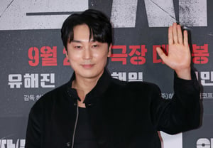 Seo Hyun-woo 'Solemn Hand Gesture' [★Photo]
