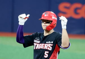 'Korea's Best Hitter' Kim Do-young Makes Shocking Shift to Shortstop... KIA Dreams of Coexisting with 'Third Base Power Prospect' Lee Ho-min