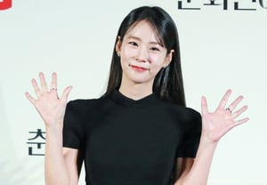 Hành động 'run rẩy tay' của Han Seung-yeon, liệu đĩa đệm cổ chưa khỏi..Vũ đạo 'cứng nhắc' tại lễ hội đại học.."Tốt hơn là nên nghỉ ngơi" lo lắng ập tới [Vấn đề sao]