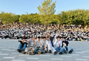 'Comeback on the 30th' CLOSE YOUR EYES, Hanbok-themed Busking in the City Center