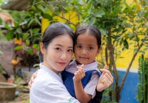 Shin Ye-eun gặp gỡ trẻ em tị nạn Myanmar...thậm chí còn biểu diễn kịch trực tiếp 'ấm áp'

Diễn viên Shin Ye-eun đã gặp gỡ các trẻ em tị nạn Myanmar và mang lại những khoảnh khắc ấm áp cho các em.

Theo StarNews ngày 22, Shin Ye-eun tham gia chương trình từ thiện của tổ chức nhân đạo quốc tế và gặp gỡ các trẻ em tị nạn Myanmar đang sống tại một trung tâm bảo vệ trẻ em.

Trong buổi gặp gỡ này, Shin Ye-eun không chỉ trò chuyện với các trẻ em mà còn trực tiếp biểu diễn một vở kịch ngắn cùng các em. Cô đã tham gia vào các hoạt động giáo dục và giải trí được thiết kế để mang lại niềm vui cho những đứa trẻ này.

Shin Ye-eun cho biết cô rất vui khi có cơ hội gặp gỡ các trẻ em và chia sẻ những khoảnh khắc đặc biệt cùng chúng. Cô nhấn mạnh tầm quan trọng của việc hỗ trợ và chăm sóc cho những trẻ em trong hoàn cảnh khó khăn.

Hành động từ thiện của Shin Ye-eun đã nhận được sự khen ngợi từ cộng đồng mạng vì sự tận tâm và lòng nhân ái của cô đối với những trẻ em tị nạn.
