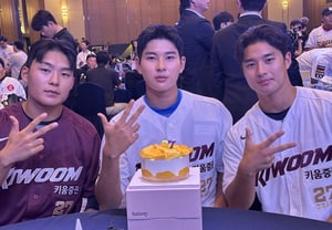 ¡Kiwoom, cuidado con Jung Sung! El emocionado Ha Hyun-seong tras la sorpresa del 'pastel de mango': "No imaginaba que se preocuparan tanto por mí..."