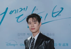 'Dive to You' Park Seo-ham, Director Praises Him as "A Male Lead with a Story in His Eyes" — "Your Encouragement Was Courageous and Affirming"