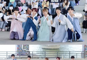 EVNNE, Han River Busking Fan Meeting in Hanbok [Official]