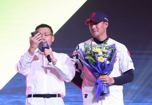 "I watched the entire draft from the beginning, but I missed only 'La Bamba'," Kim Won-hyeong also smiled.