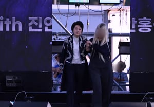 ¿Cómo fue el escenario de Shim Soo-bong, quien le dijo a Kim Da-hyun que "la música no es algo fácil"? Inestabilidad en los pasos y entonación [Star Issue]