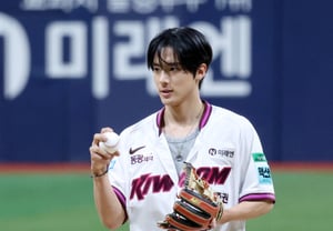 [Photo] The Boyz's Eric, making the third ceremonial first pitch