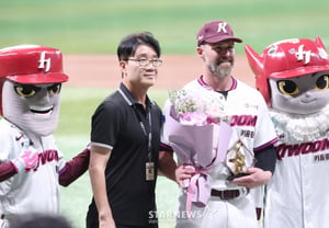 「NC放出を乗り越えて躍進」キウム・デービッドソン、KBO通算100本塁打の授賞式が開催された！ 「意味のある記録でうれしい」