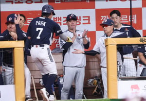 [Foto] El entrenador Kim Won-hyeong recibe un "Park Chan-ho good catch"